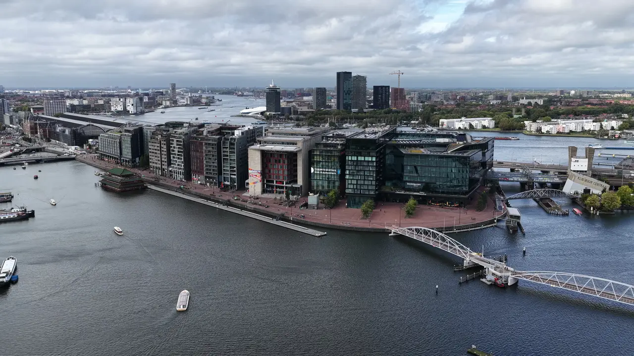 Luchtbeeld van het Oosterdok in Amsterdam, waar Kelderafdichting B.V. de parkeergarages onder Booking.com injecteerde