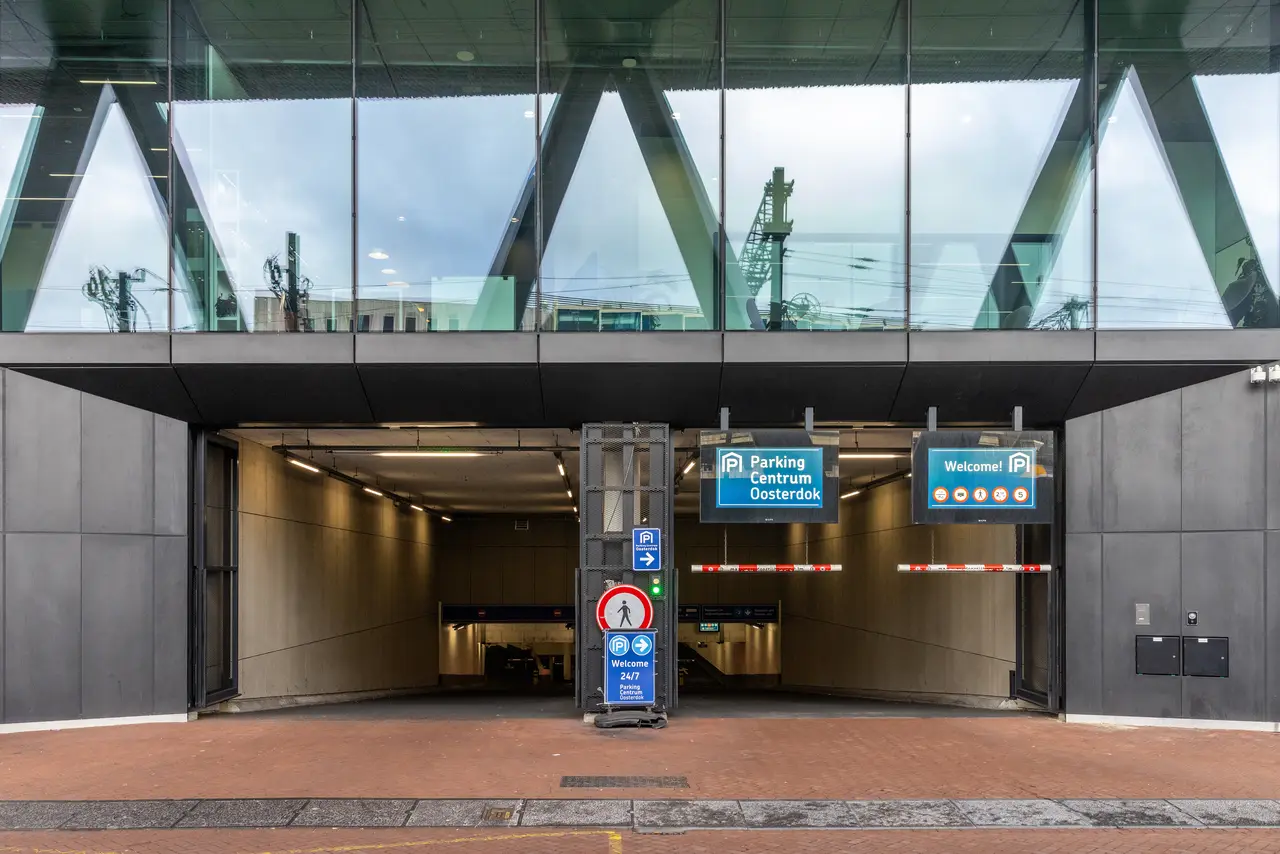 Ingang van de parkeergarage onder het Booking.com-gebouw aan de Oosterdokstraat