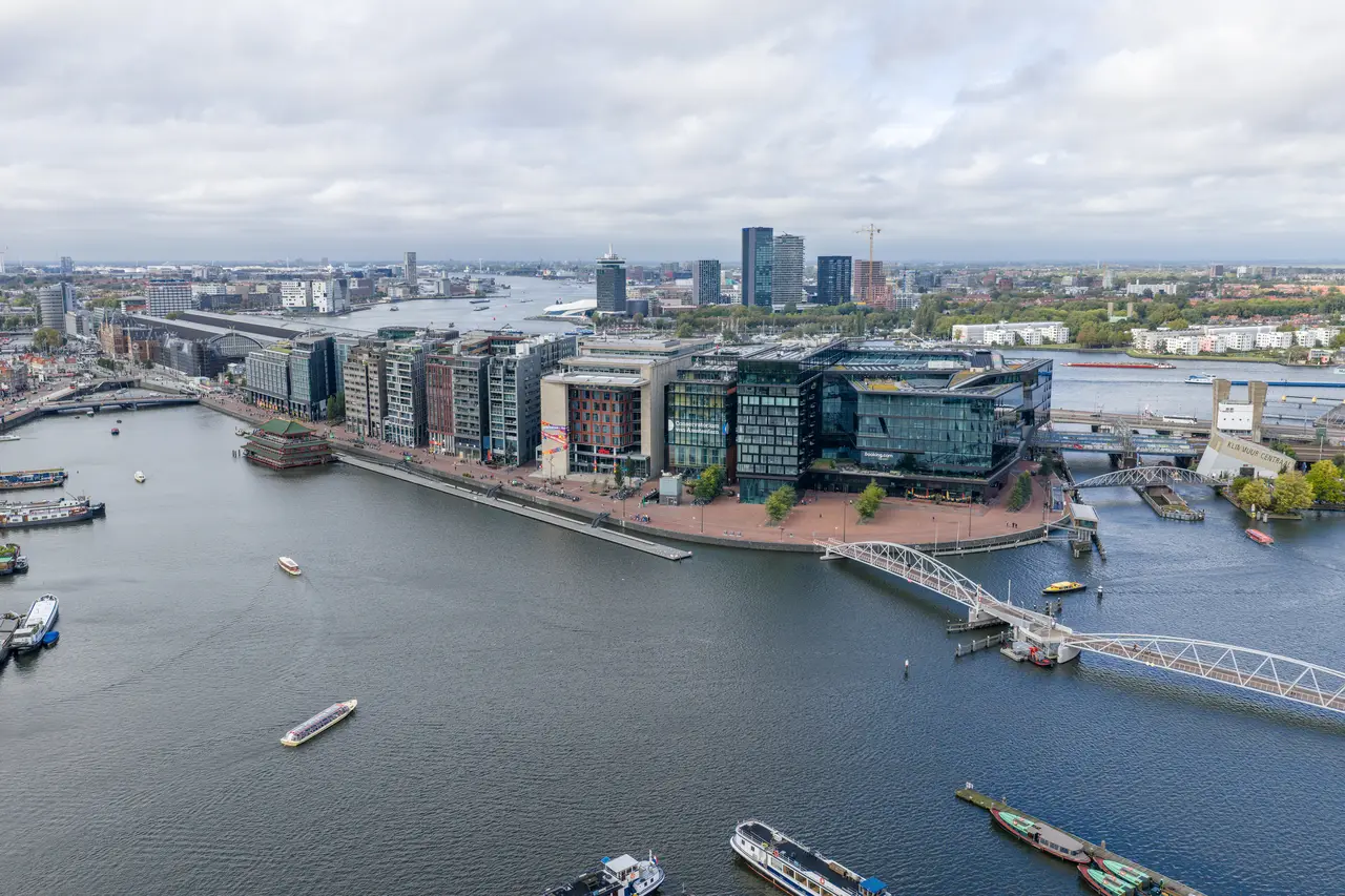 Luchtfoto van het Oosterdok in Amsterdam met het Booking.com-gebouw aan het water